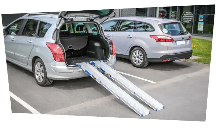 Les rampes d'accès télescopiques permettent de passer un obstacle de 40 cm environ en fauteuil roulant