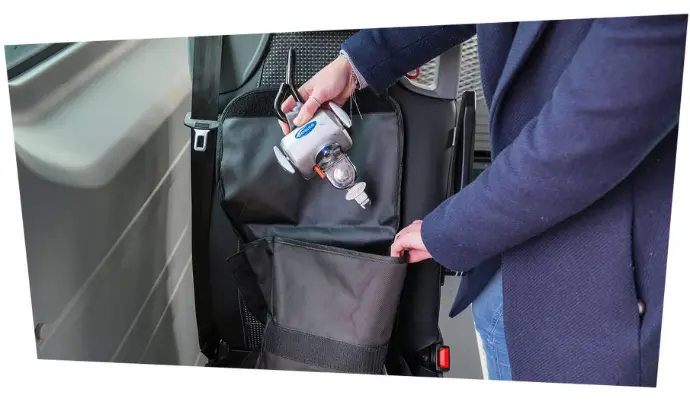 La pochette de rangement peut contenir un kit complet comprenant 4 enrouleurs et une ceinture de sécurité