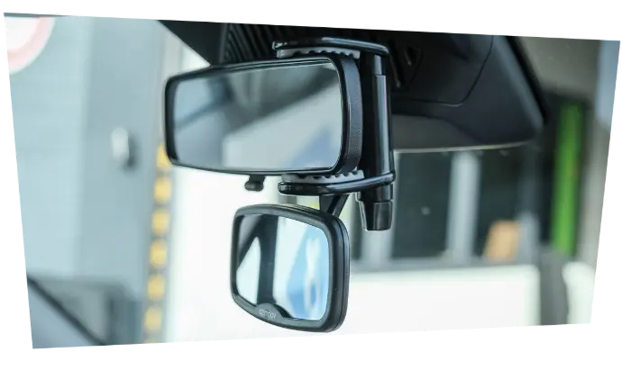 Le rétroviseur additionnel se fixe facilement sur le rétroviseur d'origine de la voiture