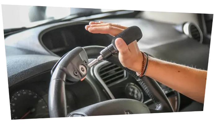 Conduisez en toute sécurité avec cette poignée d’aide amovible, ergonomique et adaptée aux difficultés de préhension.