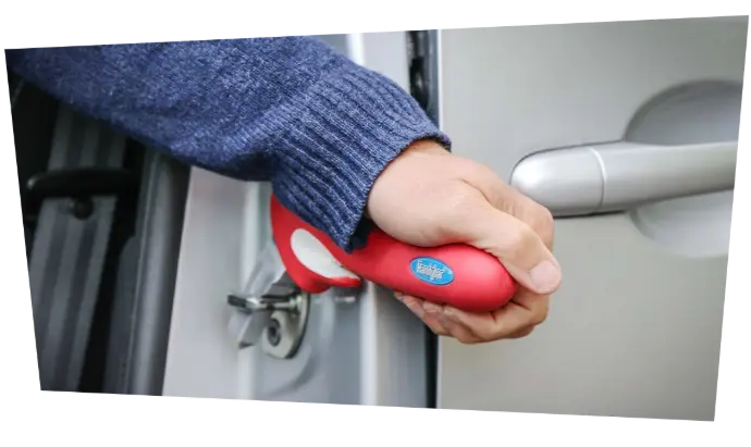 Pour toutes les personnes qui ont des difficultés motrices au niveau des jambes, la poignée Handybar représente une aide à l'accès en voiture.