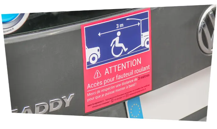 Attirez l'attention des autres automobilistes sur votre besoin de place pour le déploiement de la rampe
