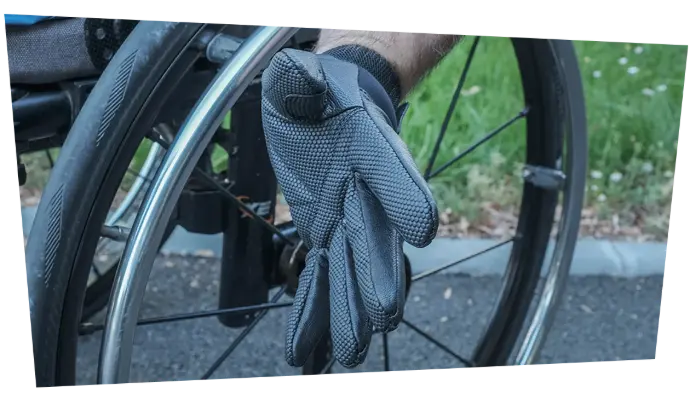 Protégez vos mains du froid et des frottements avec les mains courantes du fauteuil roulant