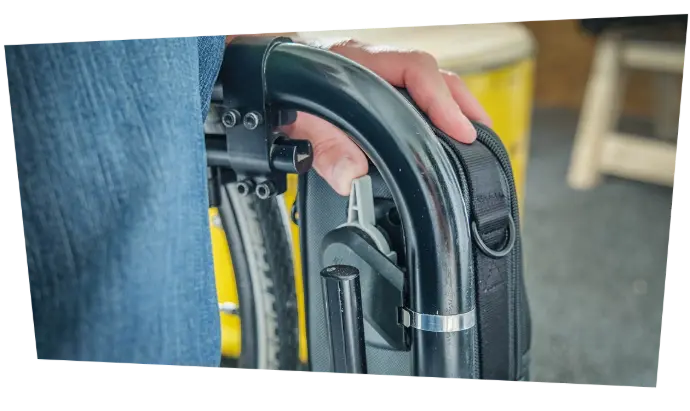 La sacoche universelle pour fauteuil roulant possède une fixation antivol pour sécuriser vos affaires 